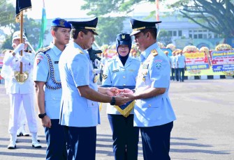 Kasau Marsekal TNI M. Tonny Harjono SE MM., saat melantik Dankoharmatau Marsma TNI Rudolf Presley Buulolo SE MM., di Bandung 