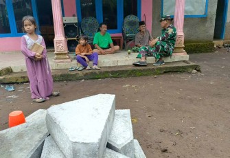 Kebersamaan saat istirahat di lokasi TMMD