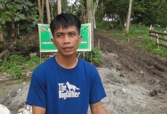 Warga desa Batangmata Sapo