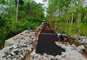 Pemasangan paving jalan dusun Klagin