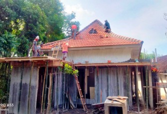 Pengerjaan atap musholla di dusun Klagin