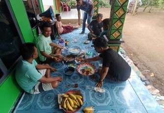 Kebersamaan saat istirahat di lokasi TMMD