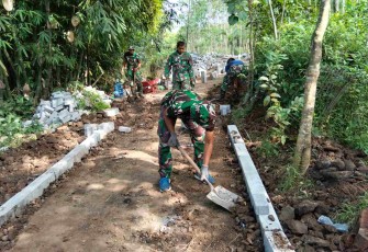 Pemasangan bagesting pavingisasi jalan dusun Klagin
