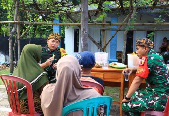 Tim Wasev Strenad TNI berdialog dengan warga
