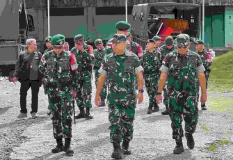 Kasrem 161/WS mengunjungi Satgas Yonarmed 12 Kostrad
