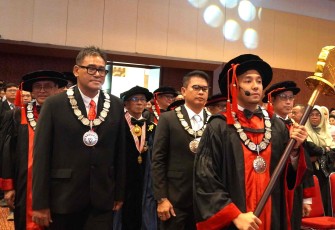 Pimpinan Universitas Pertamina bersama Presiden  Direktur Pertamina Foundation Agus Mashud S. Asngari dan Direktur Penunjang Bisnis PT Pertamina (Persero) M.Erry Sugiharto dalam acara Wisuda ke-XIV Universitas Pertamina, di Gedung Sasana Kriya TMII, Senin (25/5/2026).
