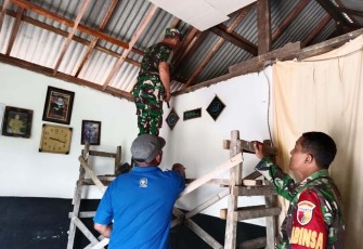 Pemasangan Plafon, Impian Rumah Layak Huni Bapak Marni Kian Dekat Terwujud