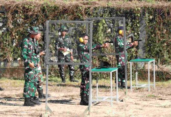Latihan menembak pistol