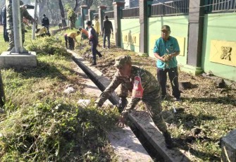 Gotong royong bersihkan saluran air di wilayah desa binaan