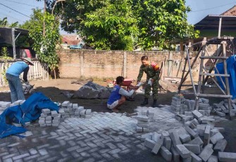 Gotong royong pasang paving blok