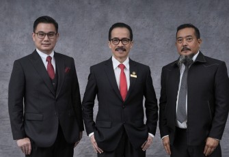 Tiga pendiri Mustika Raja Law Office, Vincent Suriadinata, S.H., M.H., CTA, C.Med., CILC, Ir. Soegiharto Santoso, S.H. (Hoky), dan Hotmaraja B. Nainggolan, S.H., mengusung motto "Your Trusted Partner for Legal Services" dengan komitmen menghadirkan layanan hukum yang profesional, kolaboratif, dan berorientasi pada kepentingan terbaik bagi setiap klien.