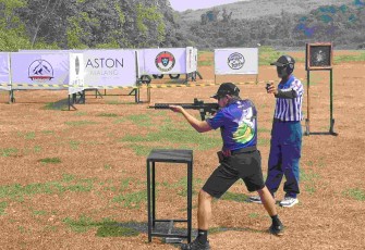 Ketua Perbakin Kota Malang Anas Firman Adi saat unjuk skill dengan senjata PCC, Minggu (5/7)