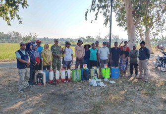 Bersama petani desa binaan