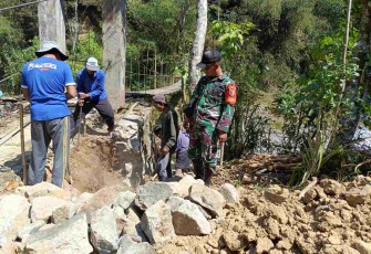 Pembangunan jembatan di wilayah desa binaan