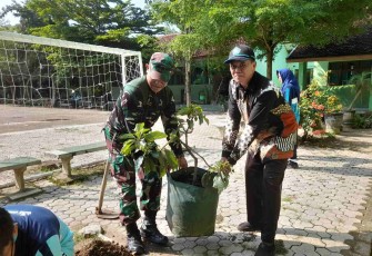 Tanam pohon di sekolah wilayah desa binaan