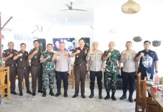 Foto bersama usai makan siang