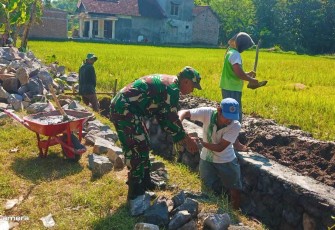 Gotong royong bangun saluran irigasi di wilayah desa binaan