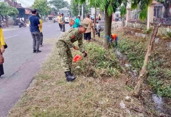 Pembersihan lingkungan bersama warga
