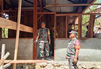 Ketua Tim Wasev Kol Inf Samba saat meninjau pelaksanaan program TMMD ke-129 di Kampung Sesor, Sabtu (25/7)