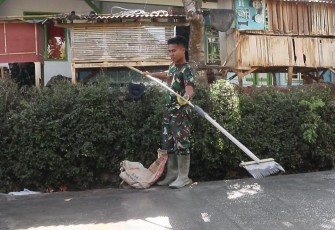 Prada Agus Nur Hidayat saat finishing rabat jalan