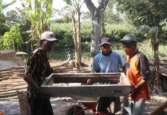 Pengerjaan pemasangan kusen RTLH