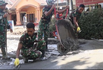 Finishing pengecoran rabat jalan
