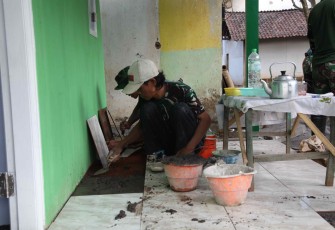 Pemasangan keramik RTLH