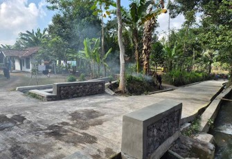 Bangku beton hasil karya TMMD ke-129