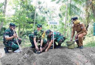 Ketua Tim Wasev TMMD ke-129, Ir Pusterad, Brigjen TNI Mukhlis saat tanam pohon durian