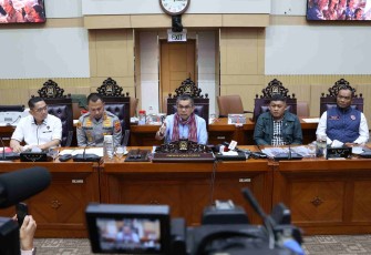 Anggota Komisi III DPR RI, Hinca Panjaitan, dalam konferensi pers selepas RDPU, di Gedung Nusantara II, DPR RI, Senayan, Jakarta, Selasa (11/8/2026) 
