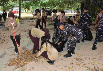 Bersihkan sampah Pantai Tanjung Kasuari