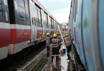 Di Balik Perjalanan Nyaman, Begini Cara LRT Jabodebek Menjaga Kebersihan Stasiun dan Kereta Setiap Hari