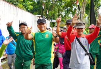 Panglima Divisi Infanteri 2 Kostrad, Mayor Jenderal TNI Susilo, saat menggelar Olahraga Bersama dan Temu Kangen dengan para purnawirawan Divif 2 Kostrad. (Singosari 2 Januari 2026) 