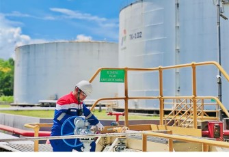 Dukung Pertamina Implementasi B50 Nasional, Elnusa Petrofin Gelar Go Live Penyaluran Perdana Biosolar Industri B50 dari Fuel Terminal IBT Pulau Laut