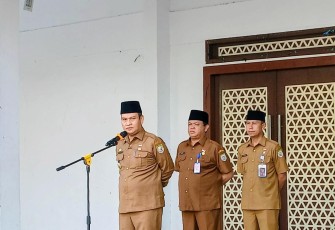 Sekretaris Daerah Provinsi Bengkulu, Herwan Antoni, memimpin apel pagi /Foto : MC 
