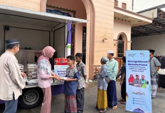Hangatkan Suasana Ramadan, KAI Logistik Berbagi Ratusan Paket Berbuka Puasa
