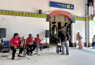 Hiburan Musik dan Area Bermain Anak di Stasiun Semarang Tawang