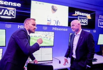 Hisense TV RGB-MiniLED Jadi Layar Resmi IBC Piala Dunia FIFA 2026™: Presiden FIFA Uji Langsung Sistem VAR