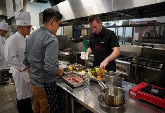 Hotel Management BINUS University Hadirkan Callum Hann