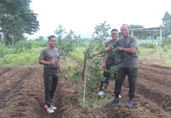 Danmenarmed 2 Kostrad Kolonel Arm Rohmadi (kanan) saat tanam pohon di Yonarmed 1 Kostrad, Malang, Jum'at (2/1)