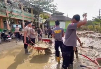 Pembersihan material pascabanjir di Aceh Tamiang 