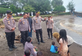 Kapolres Kendal AKBP Hendry Susanto Sianipar pantau pengamanan pantai Cahaya, Sabtu (3/1)