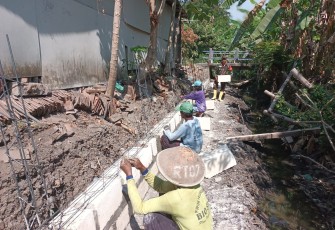 Babinsa Tanjungrejo Bersama Warga Perkuat Talut Sungai