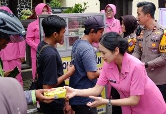 Jajaran Polresta Sidoarjo Bersama Bhayangkari Awali Tahun Dengan Aksi Sosial*