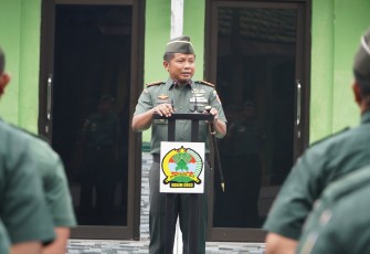 Komandan Kodim (Dandim) 0803/Madiun, Letkol Inf I Nyoman Adhisaputra, memimpin langsung pelaksanaan Upacara Bendera Hari Senin yang digelar di Lapangan Apel Makodim 0803/Madiun, Senin (5/1)