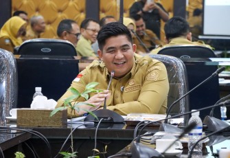 Bupati Bintan Roby Kurniawan SPWK Pimpin Rapat Staf