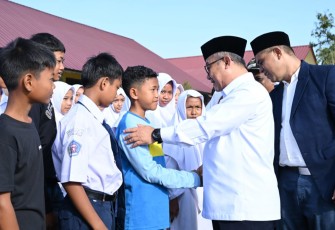 Menteri Pendidikan Dasar dan Menengah (Mendikdasmen), Abdul Mu'ti, pembelajaran hari pertama semester genap tahun pelajaran 2025/2026 dilakukan dengan melaksanakan upacara bendera di SMAN 4 Kejuruan Muda, Kabupaten Aceh Tamiang, Provinsi Aceh, Senin (5/1) 