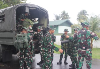 Personil Yonzipur 19/YKN saat menaiki truk menuju kepulauan Sitaro dalam misi kemanusiaan