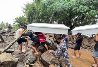 TNI AL Gotong Royong Bantu Masyarakat Terdampak Bencana Banjir Bandang di Kabupaten Siau 