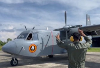 TNI AL Salurkan Bantuan Beras Melalui Udara untuk Korban Bencana di Gayo Lues 